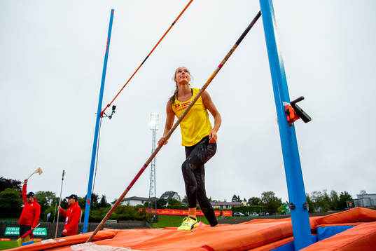 Lene Retzius competes to win the women's pole vault final