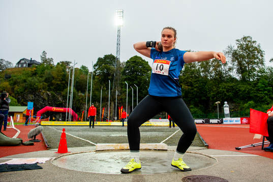 Elisabeth Thon Rosvold competes to win the women's shot put