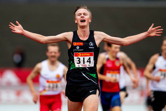 Narve Gilje Nordås celebrates winning the men's 5000 meter
