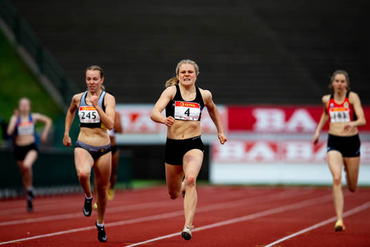 Henriette Jæger competes to win the women's 400 meter final