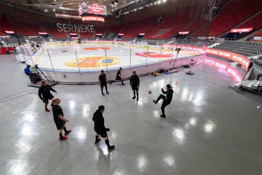 Frölundas spelare värmer upp innan ishockeymatchen i SHL