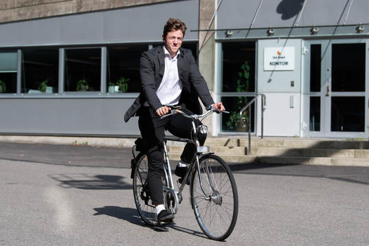 Frölundas Sellgren anländer på cykel till arenan innanC