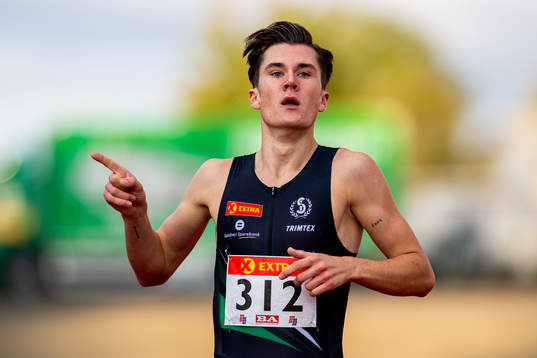 Jakob Ingebrigtsen celebrates winning the men’s 1500