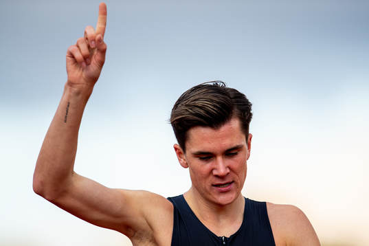 Jakob Ingebrigtsen celebrates winning the men’s 1500