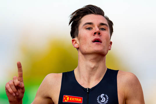 Jakob Ingebrigtsen celebrates winning the men’s 1500