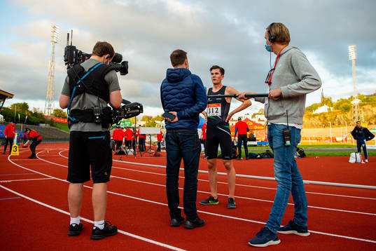 Jakob Ingebrigtsen is being interviewed by NRK