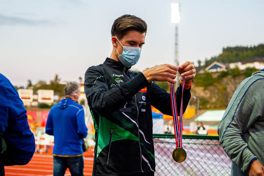 Jakob Ingebrigtsen with his gold medal