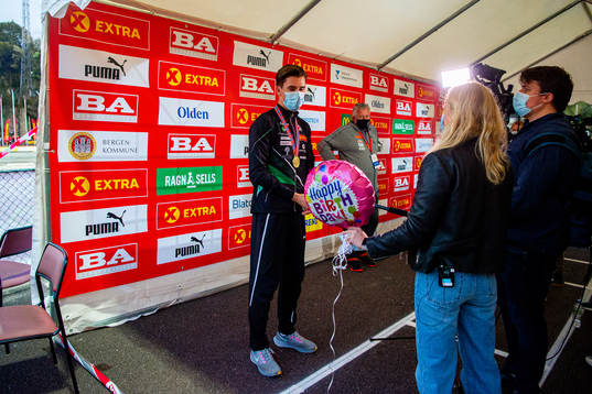 Jakob Ingebrigtsen looks at a «Happy Birthday» balloon