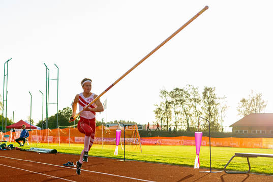 Sondre Guttormsen competes to win the men's pole vault final