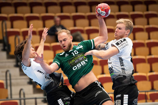 Helsingborgs David Florander tryckt mellan IFK Ystads