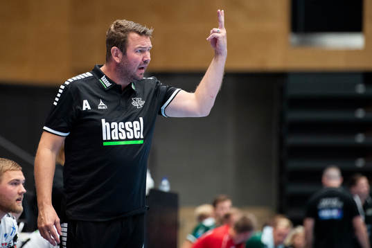 IFK Ystads tränare Sebastian Seifert agerar
