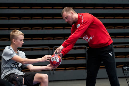 Helsingborgs målvakt Michael Andersson får hjälp av