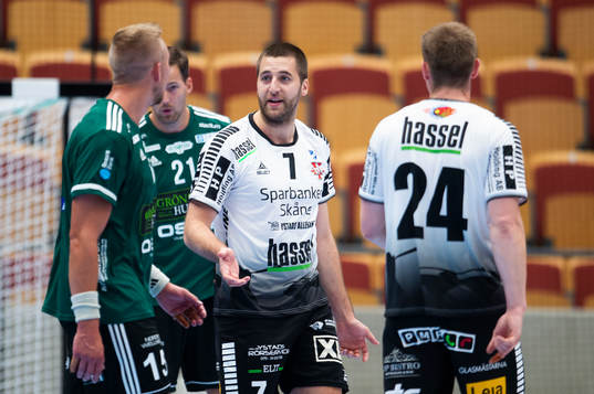 Helsingborgs Anton Månsson i samtal med IFK Ystads