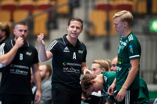 Helsingborgs tränare Toni Johansson ger instruktioner till