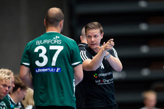 Helsingborgs tränare Toni Johansson instruerar Emil