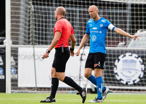 Halmstads Andreas Johansson samtalar med domare Patrik