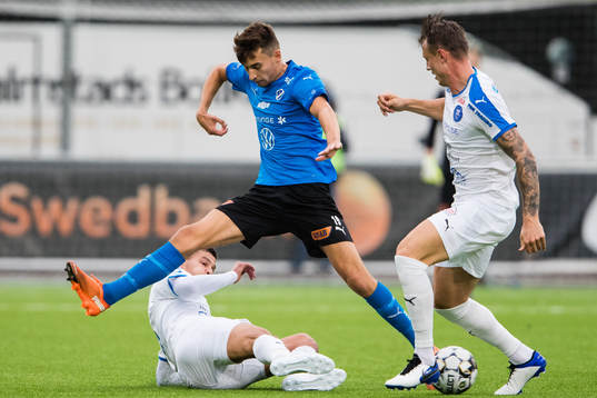 Halmstads Rasmus Wiedesheim-Paul i kamp om bollen med