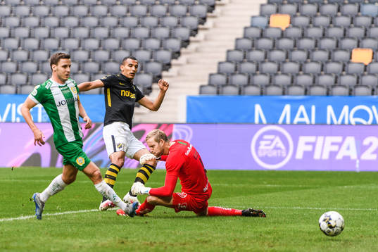s Nabil Bahoui gör 1-0 bakom Hammarbys Jeppe Andersen och