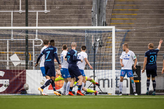 Malmö FFs Franz Brorsson gör 0-1 bakom IFK Norrköpings