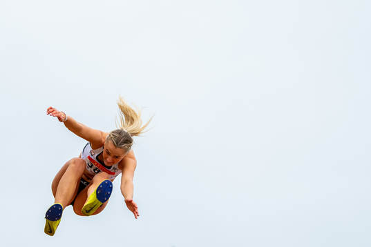 Hedda Kronstrand Kvalvåg competes to win the women's