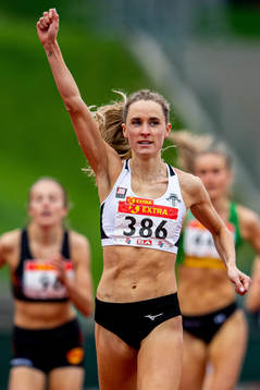 Hedda Hynne celebrates winning the women’s 800 meter final