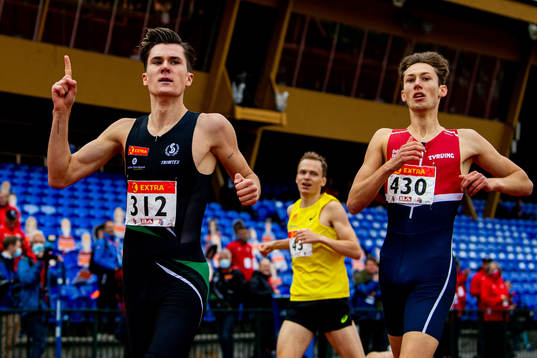 Jakob Ingebrigtsen celebrates winning the men’s 800 meter