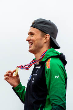 Karsten Warholm with his gold medal