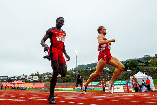 Mike Lubsen and Fredrik Gerhardsen Øvereng compete in the