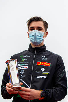 Jakob Ingebrigtsen wearing a face mask with «Kongepokalen»