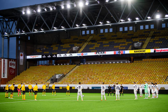 Spelare och domare deltar i en tyst minut för att hedra