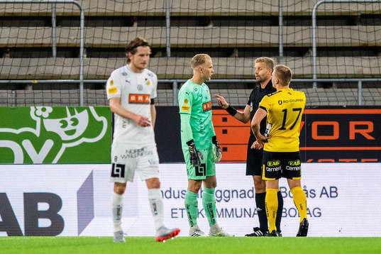 Häckens målvakt Pontus Dahlberg och Elfsborgs Per Frick