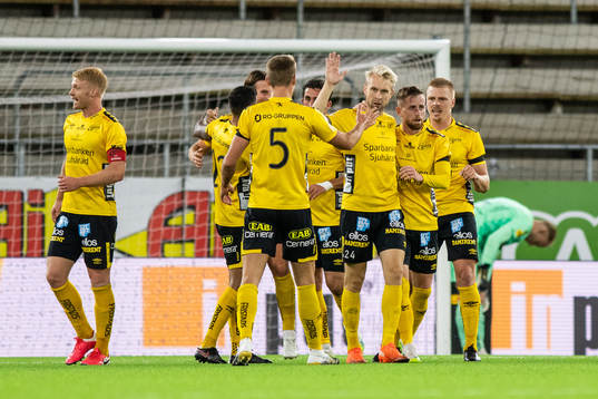 Elfsborgs Johan Larsson jublar med lagkamrater