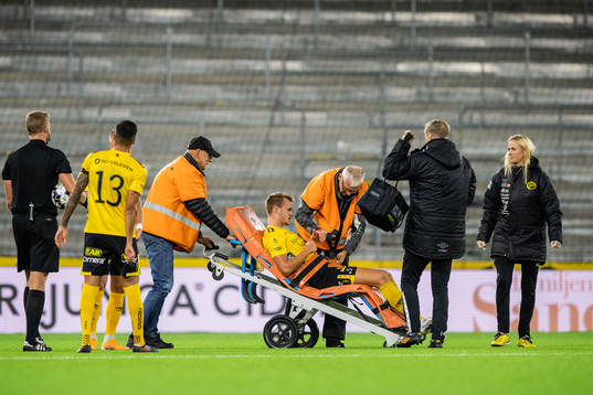 Elfsborgs Gustav Henriksson lämnar planen på bår