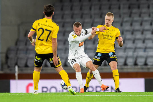 Häckens Alexander Faltsetas i en duell med Elfsborgs Per