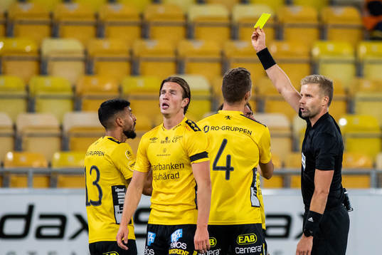 Elfsborgs Prince Isaac-Kouame får en varning av Domare