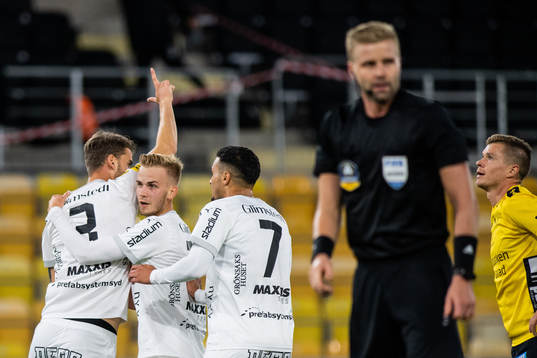 Häckens Johan Hammar jublar med Jasse Tuominen  och Ahmed