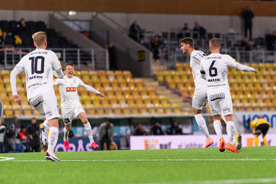 Häckens Alexander Faltsetas jublar med målskytten till