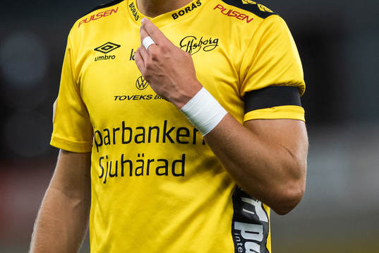En Elfsborgspelare med svart armbindel för att hedra