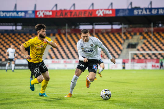 Mjällbys Jonathan Tamimi och Örebros Jake Larsson