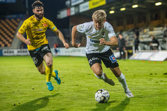 Örebros Dennis Collander och Mjällbys Jonathan Tamimi