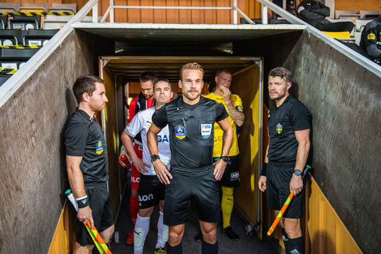 domare Kristoffer Karlsson, Örebros Nordin Gerzic  och