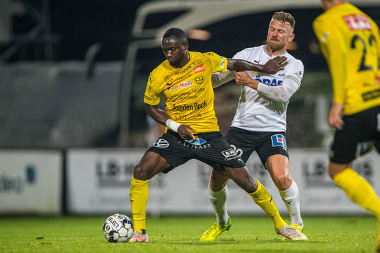Mjällbys Moses Orwohicho Ogbu  och Örebros Michael