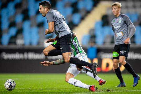 Västerås Pedro Ribeiro tacklas av GAIS Jesper Brandt