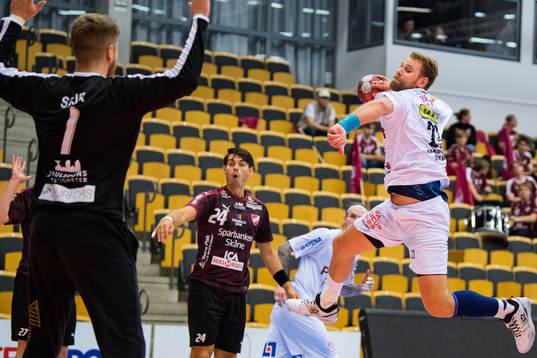 Redbergslids Oskar Ysander på genombrott mot Lugis