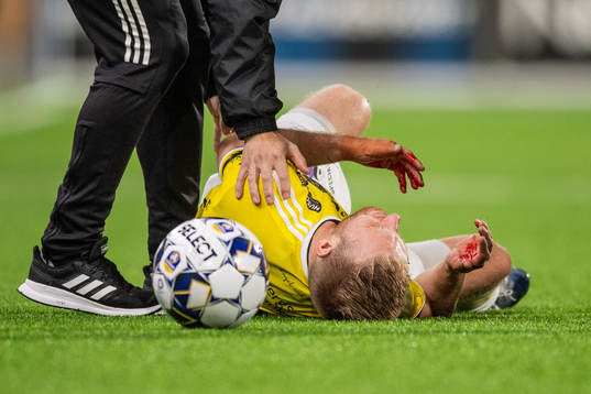 Falkenbergs Tobias Englund blöder från ansiktet