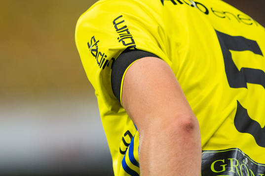 En svart armbindel för att hedra avlidne Lars-Åke Lagrell