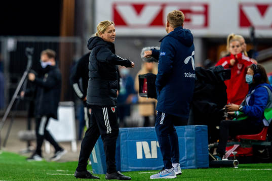 Jayne Ludlow, head coach of Wales, and Martin Sjögren,