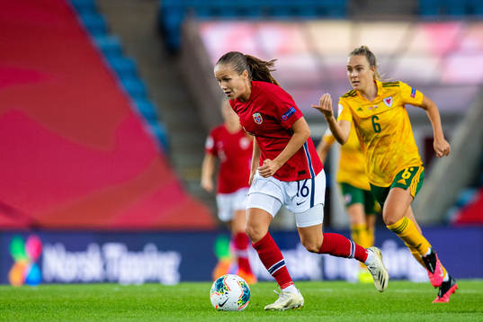 Guro Reiten of Norway and Josie Green of Wales
