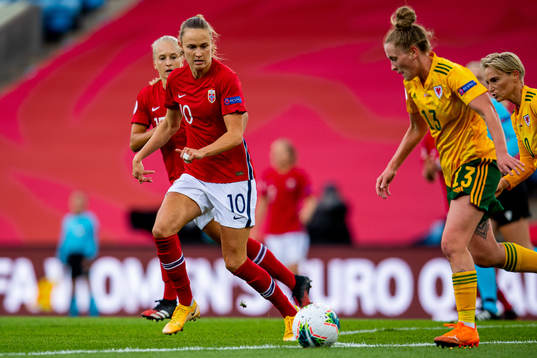 Caroline Graham Hansen of Norway and Rachel Rowe of Wales
