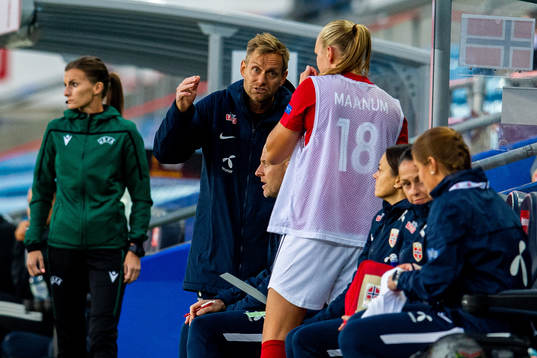 Martin Sjögren, head coach of Norway, talks to Frida Maanum